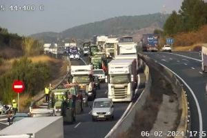 Colapso en las carreteras valencianas por las tractoradas de los agricultores