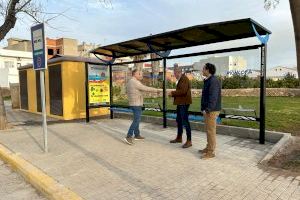 Moncofa mejora su entorno urbano con la instalación de marquesinas