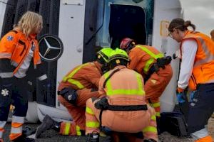Els bombers rescaten a un conductor atrapat després de bolcar el camió en Sant Antoni de Requena