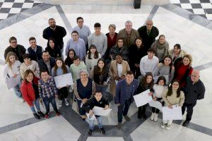 17 escolares de Burjassot son premiados por el Ayuntamiento tras recibir el Premio Extraordinario al rendimiento académico del curso