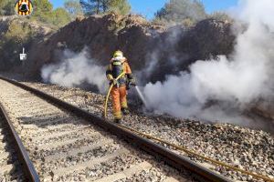 Un nou incendi en la línia de tren Sagunt-Saragossa obliga a mobilitzar-se als bombers