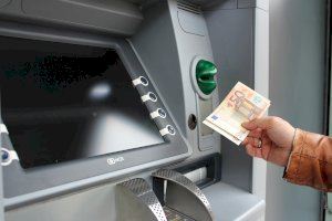 2025, la fecha en la que los bancos dejarán de cobrarte hasta 12 euros por realizar transferencias inmediatas
