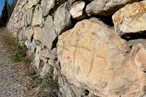 Què signifiquen les tres encreuaments gravades en una pedra d'un poble de Castelló?