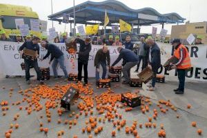Els agricultors tornen a protestar en el Port de Castelló contra la importació de taronges