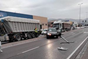 Aparatós accident a Castelló: un camió colpeja a un turisme que sale despedit