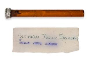 Un paper trobat en una ampolleta de cristall en la Fossa 146 de Paterna servix per a identificar les restes d'una víctima