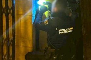 Pillados 'in fraganti' robando en un bar del centro de Elche tras quedarse uno de los ladrones atascado en una ventana