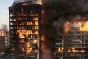 Balanç de ferits: 14 persones han sigut trasllades a hospitals per l'incendi que devora un edifici a València