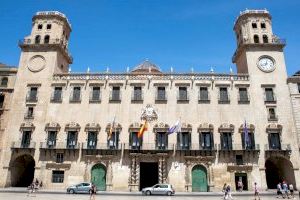 Fogueres, Barracas y Semana Santa suspenden sus actos en Alicante por el incendio de Valencia
