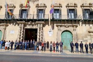 Alicante “llora con Valencia” y guarda silencio en solidaridad con las víctimas del trágico incendio