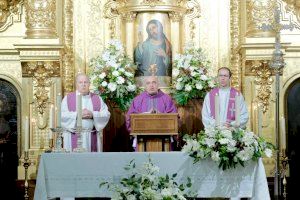 El Arzobispo de Valencia acompaña a las familias de las víctimas y afectados por el incendio, en una misa oficiada en el barrio de Campanar