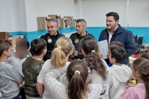 La policía local de Albal enseña a los niños a hacer un buen uso de los petardos