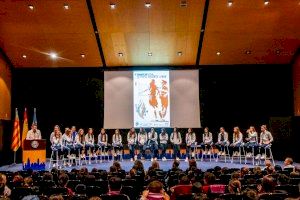 La selección valenciana de fútbol femenina sub-21 con los estudiantes de Primaria de Benidorm