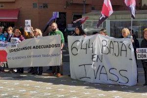 Las trabajadoras del IVASS se concentran "ante los incumplimientos de la Conselleria" y denuncian numerosas agresiones