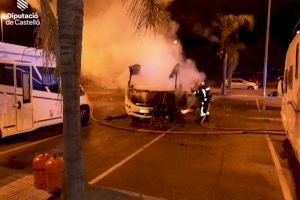 Un incendi calcina dos vehicles turístics a Benicàssim amb bombones de butà a prop