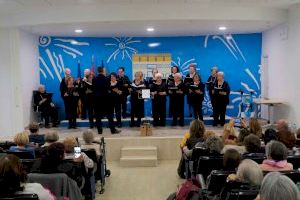 Las Amas de Casa de Benidorm celebran el 8 de Marzo con música y poesía