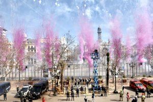 VÍDEO | La pirotècnia Nadal-Martí dispara una mascletá solidària i inclusiva en record dels emigrants valencians
