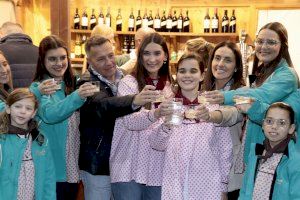 Les Reines Falleres de Borriana 2024 inauguren la Fonda del Vi i gaudixen del pa i porta faller
