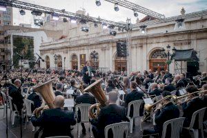 La música de les bandes internacionals plena la plaça Major en el concert de clausura del XXXIII Festival Internacional Música de Festa