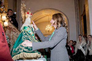 L'alcaldessa de Castelló posa la insígnia del Fadrí d’Or Honorífic a la Mare de Déu del Lledó