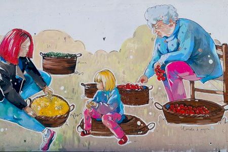 El Ayuntamiento de Alcalà-Alcossebre apuesta por las pinturas murales para visibilizar el papel intergeneracional de las mujeres
