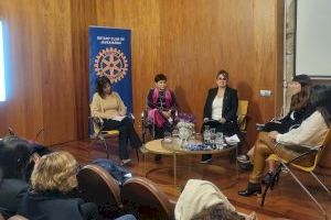 La alcaldesa, Rosa Cardona, clausura la mesa redonda de mujeres de Xàbia