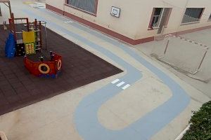 La Brigada Municipal de Obras y Servicios pinta un circuito en el patio del colegio de Almenara