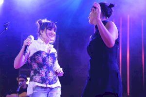 La cantant Rozalén i Bea Romero, intèrpret de llengua de signes, Trencadores de l'Hora de l'Alcora 2024