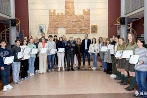 El Ayuntamiento de Bétera felicita a 14 estudiantes por su brillante rendimiento académico