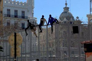 Sorpresa a València: Un grup de migrants 'salten' la tanca de la falla municipal