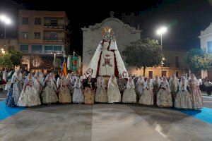 Paterna celebra una multitudinaria y emotiva ofrenda en honor a la Geperudeta con el desfile de las dieciocho fallas de la ciudad