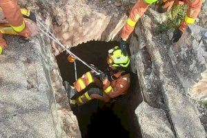 Minuciós rescat de dos persones després de caure a un pou de 10 metres en una zona rural de Corbera
