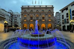 La font de la plaça Major de Castelló s'il·lumina de color blau pel Dia Mundial de l'Aigua