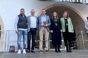 La alcaldesa de Almassora acompaña al presidente de Tambors de Passió en la entrega del Premio Repercusión 2024 de la Semana Santa de Híjar