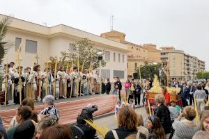 Villajoyosa celebra el Domingo de Ramos con la tradicional y multitudinaria procesión de las palmas