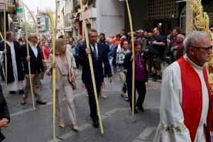 Centenares de vecinos y turistas celebran en Benidorm la tradicional ‘Bendición de la palma’ como inicio de la Semana Santa