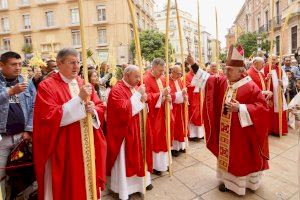 El Arzobispo de Valencia preside el Domingo de Ramos en la Catedral con el que se inicia la Semana Santa