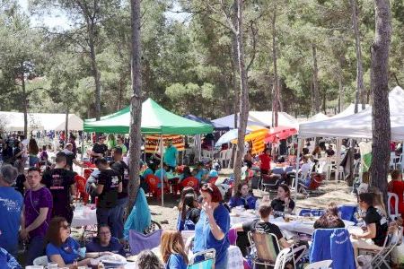 Cerca de 3.200 peñistas de Benidorm celebran este domingo ‘La Mona’ en el parque de la Séquia Mare