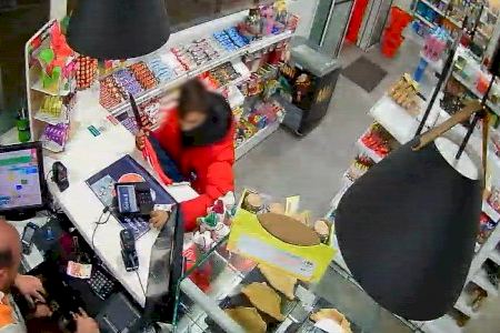 Momentos de tensión en una gasolinera de Beniparrell tras el asalto de un ladrón con un cuchillo de grandes dimensiones