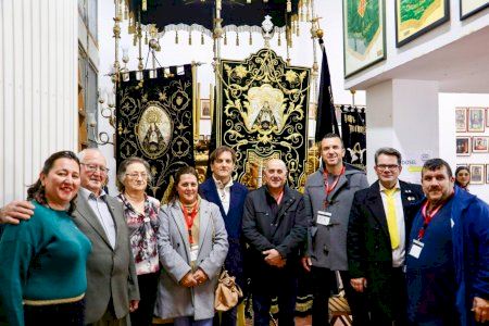 El presidente de la Diputació de València, Vicent Mompó, visita los famosos doseles de la Semana Santa de Alzira