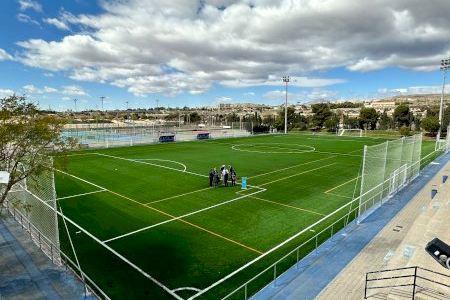 Finalizan las obras de renovación del césped y otras mejoras en el campo de fútbol de El Vincle
