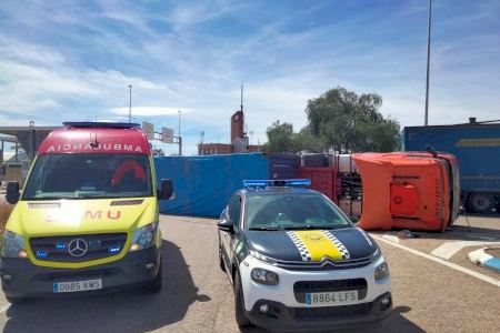 Un camió bolca i bloqueja els accessos al Port de Sagunto