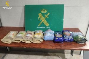 Cargada de droga al aterrizar en el Aeropuerto de Valencia: intenta colar cocaína en un control de equipajes