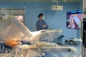 El Hospital de La Ribera realiza su primera intervención de cirugía digestiva con el robot de última generación Hugo