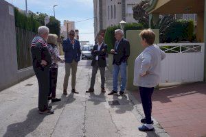 Soluciones a la inundabilidad de la calle y más luz: lo que reclaman los vecinos de la escollera de Poniente de Burriana al alcalde