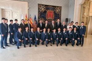 Alicante recibe al equipo coreano de exhibición de taekwondo y firma un convenio para ser sede internacional