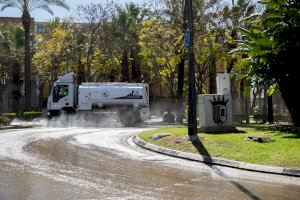 Arranca en Paterna la 6ª campaña de limpieza intensiva para baldear y desinfectar calles, contenedores y mobiliario urbano