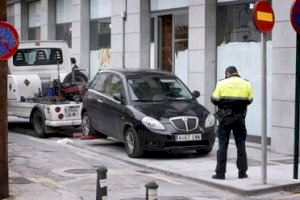 L'Ajuntament de València prorroga el contracte per a la retirada de vehicles de la via pública, inclosos els patinets