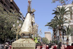 La imagen peregrina de la Virgen de los Desamparados visita la parroquia San José de Calasanz de Valencia
