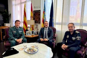 Benlloch rep al coronel cap de la Guàrdia Civil, Ángel Gil Redondo, i agraeix el treball de la Comandància de Castelló